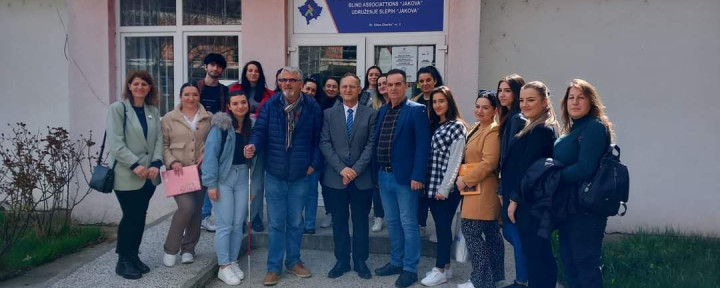 Studentët nga Fakulteti i Shkencave Sociale vizitojnë Shoqatën e të Verbërve “Jakova“ në Gjakovë